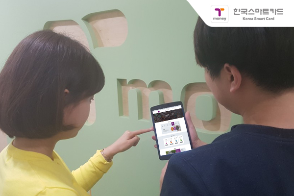 PC, 태블릿, 스마트폰에서 열리는 한국스마트카드 개편된 홈페이지 화면