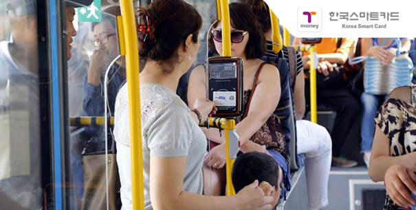 버스에 티머니 카드를 찍고 들어가는 사람
