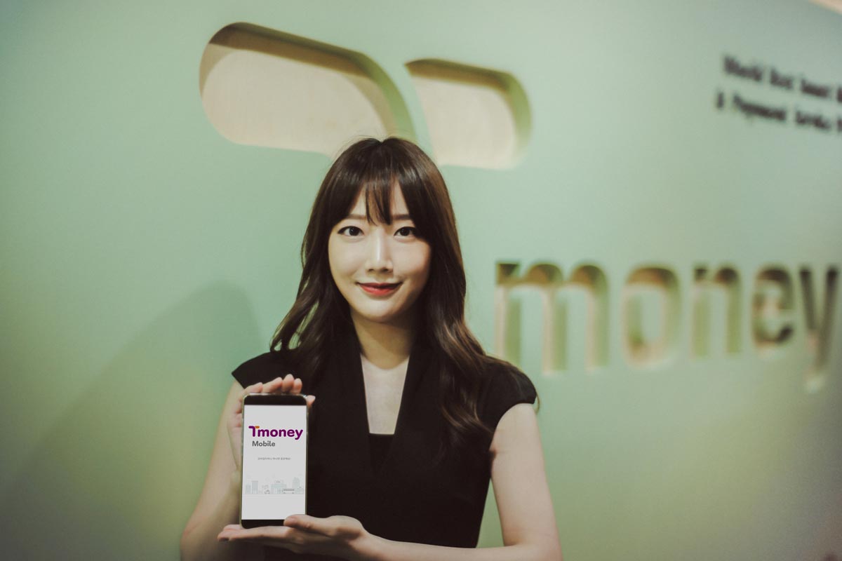 Tmoney Mobile 앱 화면을 보여주는 홍보대사