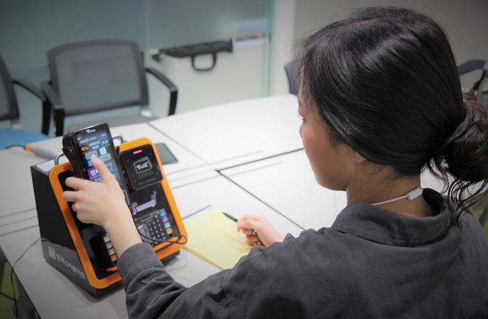 택시 단말기 테스트 중인 티머니 직원