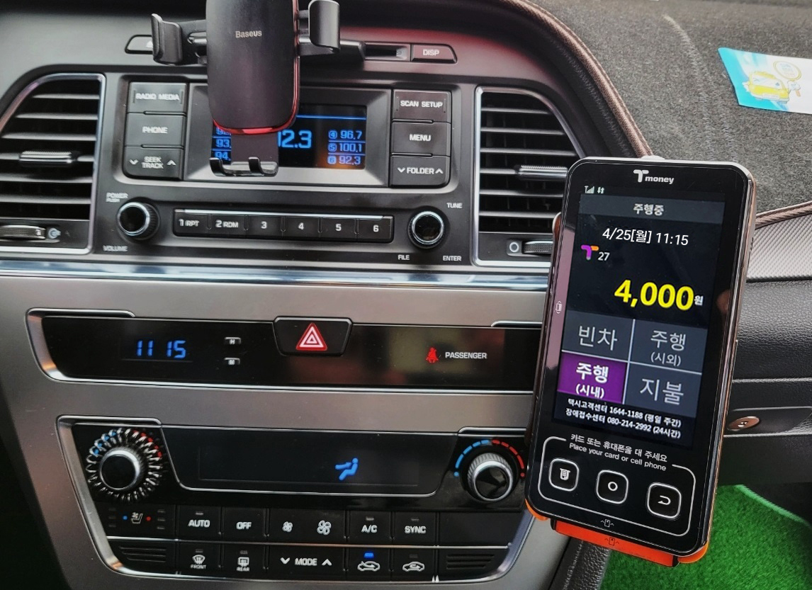 택시 앱미터기-주행중 4/25(월) 11:15 4,000원 빈차 / 주행(시외) / 주행(시내) / 지불-카드 또는 휴대폰을 대 주세요.