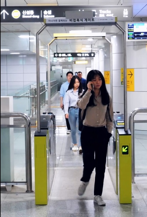 우이신설선 태그리스 지하철 게이트를 사용하는 고객