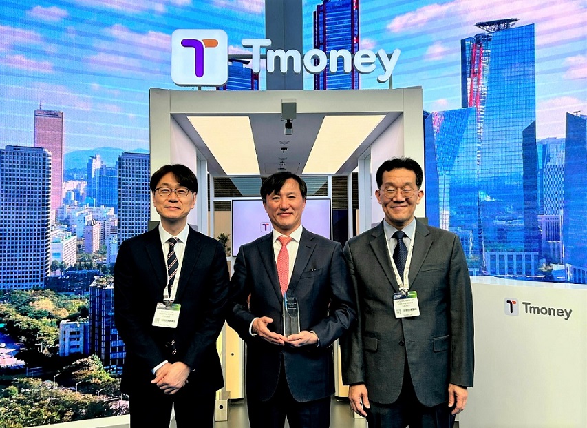 Tmoney 세계교통결제어워즈, 올해의 교통결제 테크놀로지 수상 후 단체사진