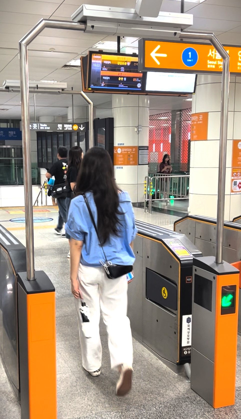 인천 태그리스 지하철 게이트 이용하는 고객사진