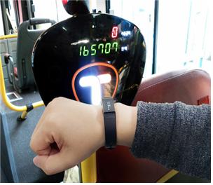 티머니 스마트 밴드로 버스에 탑승하면서 태그하는 이미지