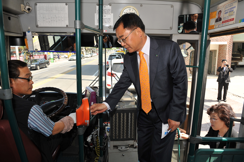 경북 영주시 버스 탑승자가 교통카드 사용하는 장면