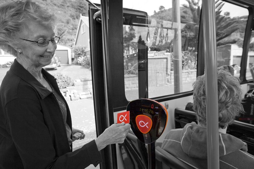 외국인 탑승객 교통카드 단말기에 사용하는 장면