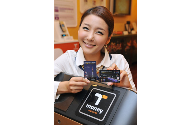 G20 정상회의 기념 티머니카드를 들고 있는 홍보모델