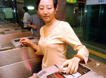 지하철 단말기에 티머니를 사용하는 고객