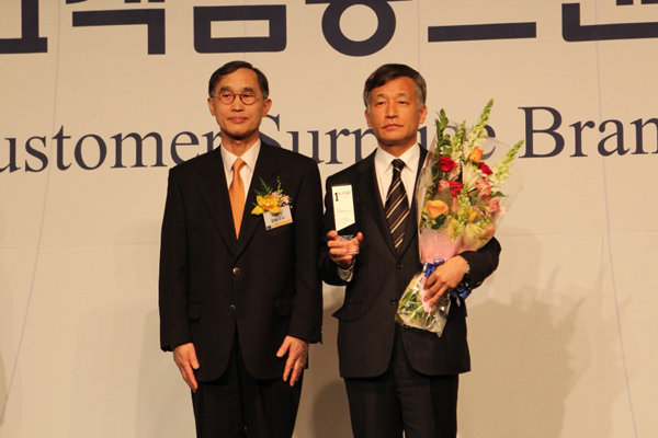 티머니, 2012 고객감동브랜드지수 1위 ‘전자화폐 부문 1위’ 수상 기념사진
