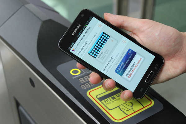 지하철 단말기 모바일티머니 사용 장면