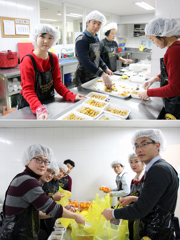 종로·중구 희망나눔봉사센터에서 임직원과 함께 사랑의 밑반찬·쌀 나누워 담는 봉사 사진