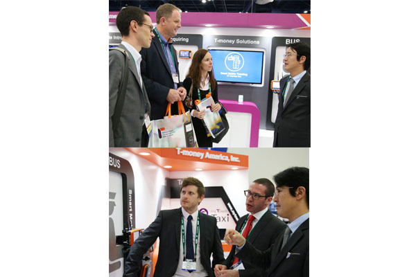 APTA 엑스포에서 한국스마트카드 부스에서 설명하는 사진