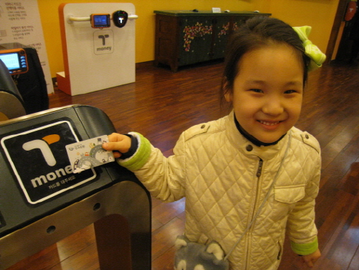 여자아이가 카드로 태그하는 장면