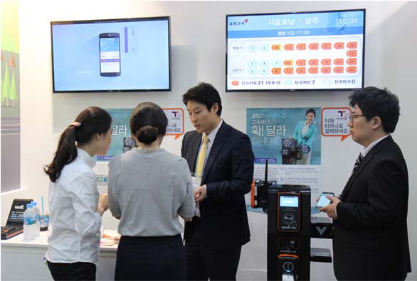 시스템을 전시하고 부스를 찾은 참관객과 설명하는 직원