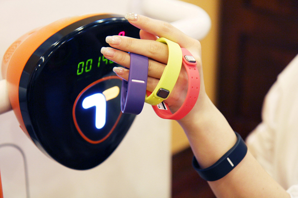 스마트밴드 티머니 티티로 태그하는 장면