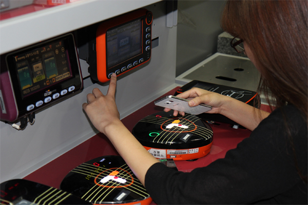 태그기와 스마트폰으로 테스트하는 장면