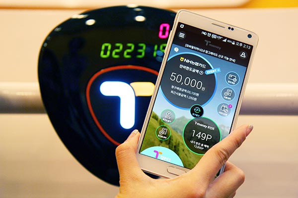 NH농협카드앱으로 스마트폰을 태그기에 태그하는 장면