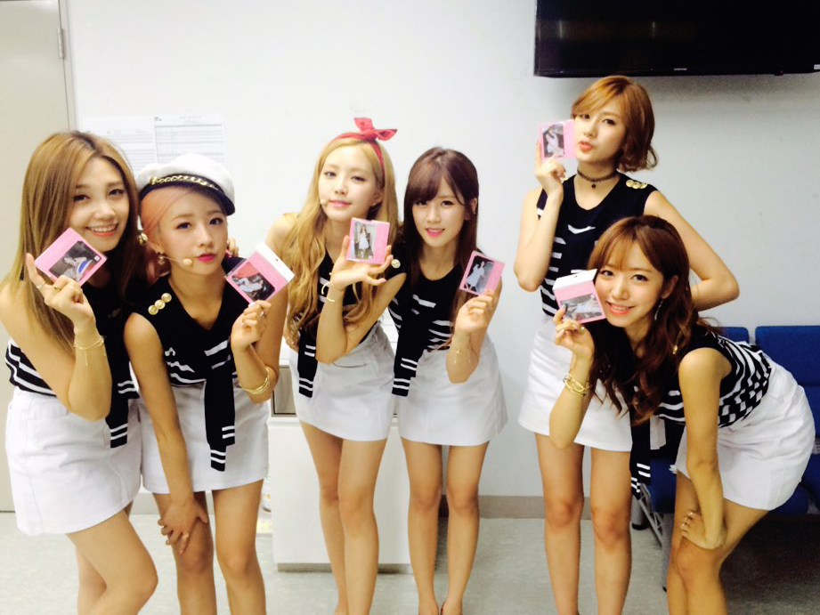 에이핑크 멤버 6명이 각자 디자인된 티머니 카드 들고 기념 사진