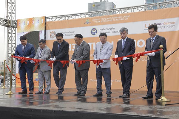 몽골 교통카드서비스시스템 오픈식에서 최대성 한국스마트카드 사장과 서선우 USCC 대표, 강토모르 울란바타르 부시장, 오송 주몽골한국대사가 커팅식하는 사진