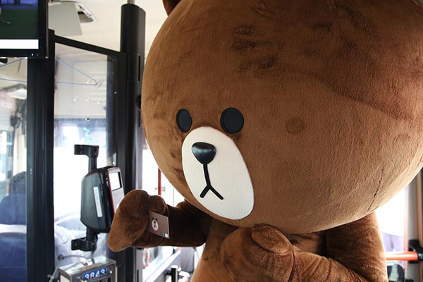 라인프렌즈 캐릭터 브라운이 버스에서 브라운티머니카드로 태그하는 이미지
