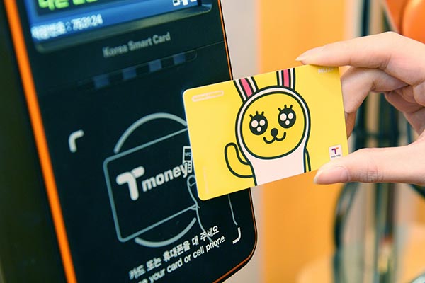 카카오 캐릭터 티머니카드로 태그하는 사진
