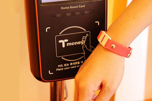 웨어러블 스마트밴드 태그하는 사진